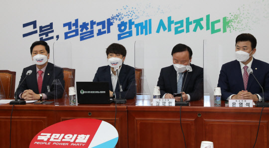 이준석(왼쪽 두번째) 국민의힘 대표가 25일 서울 여의도 국회에서 열린 최고위원회의에서 발언하고 있다.연합뉴스